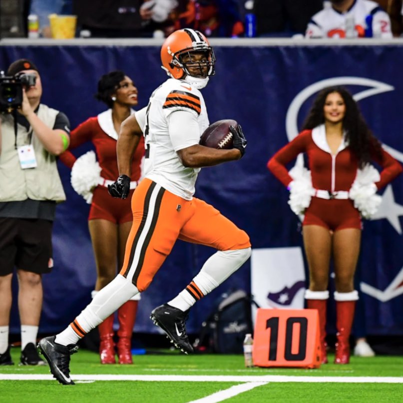 brownsfanuk's tweet photo. Browns WR Amari Cooper today vs the Texans:

- 11 receptions
- 265 yards
- 2 touchdowns

Merry Christmas, Coop. 🙌

#Browns x #NFL https://t.co/YALj11LERO