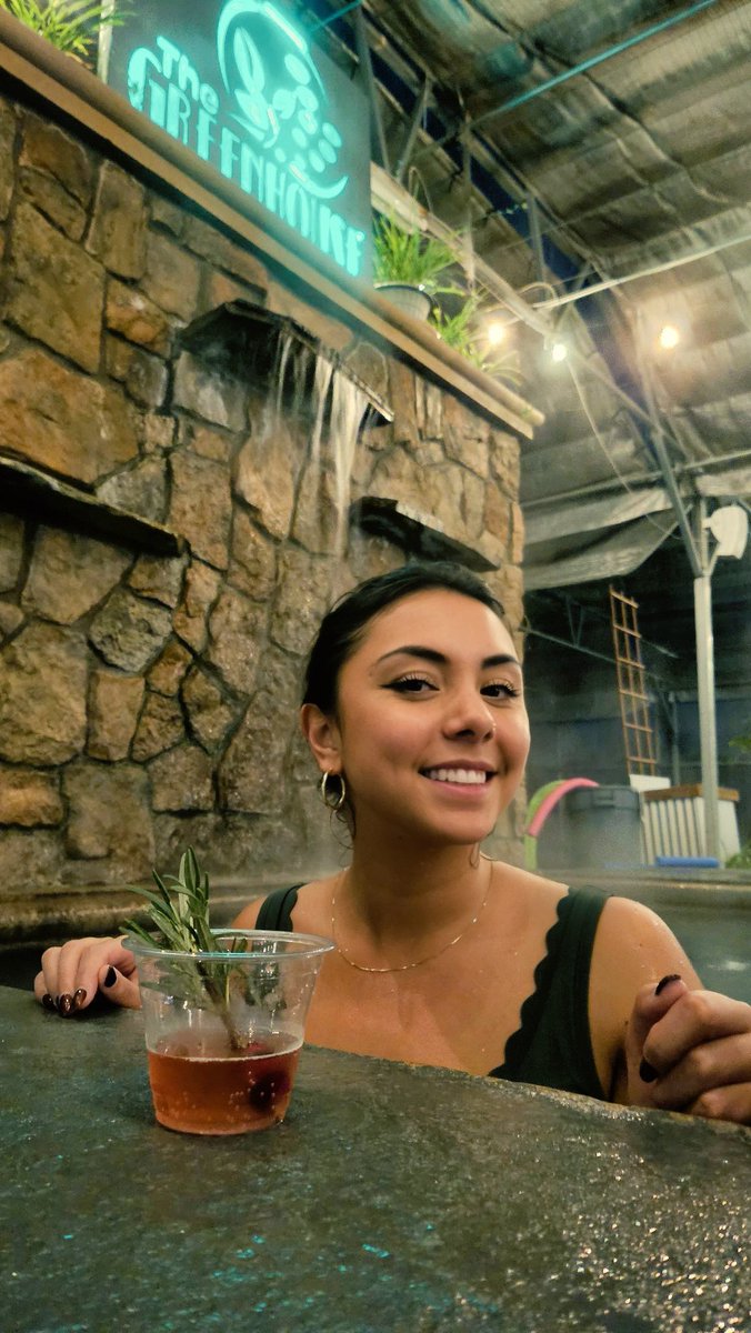 angeleyesash's tweet photo. All smiles and filled to the brim with love. 
This whole December has been so ❤️ https://t.co/Sk1dERggPK
