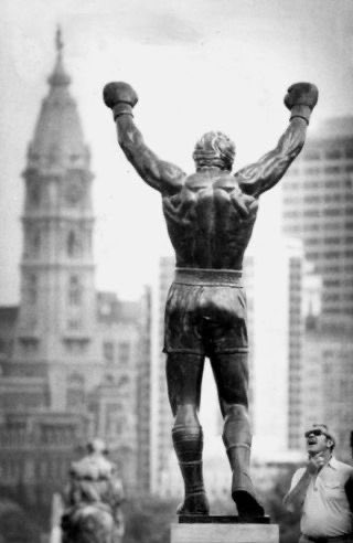 ManuelCarlotto's tweet photo. La statua di Rocky nei titoli di inizio mi era sempre sfuggita 🍊🍊🍊 #unapoltronaperdue https://t.co/9dacW7DaBH
