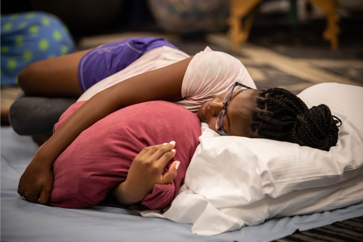 Research now suggests that falling asleep and/or waking up on the left, both or either, is protective of baby’s wellbeing.
.
#maternalpositioning #pregnancysleep #pregnancycomfort #comfortinpregnancy #pregnantlife #pregnancytips #mindfulpregnancy