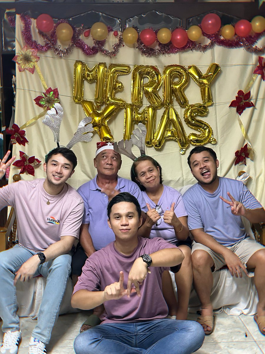 Angelo_Goooo's tweet photo. Our family wishes yours joy and peace always.
May your holiday season sparkle with love and laughter. 💜 #FelizNavidad #TeamLilac https://t.co/0JllA8JHgX
