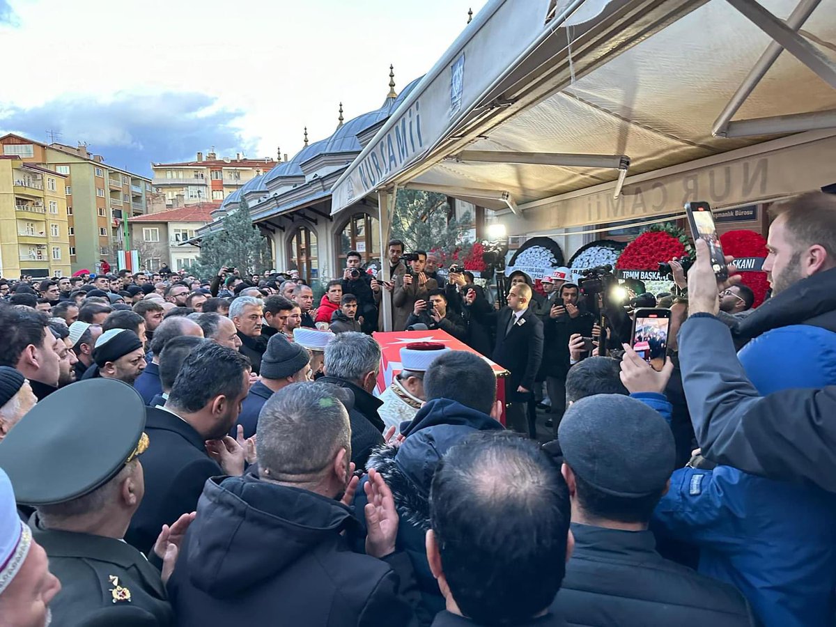 Irak’ın kuzeyinde şehit olan Pyd. Söz. Er Semih YILMAZ ı Kırıkkale’de ebediyete uğurladık Şehidimize Allahtan rahmet yakınlarına sabırlar diliyorum 
Yüce Türk milletinin başı sağolsun 
<a href="/remzicayir46/">Remzi Çayır</a>