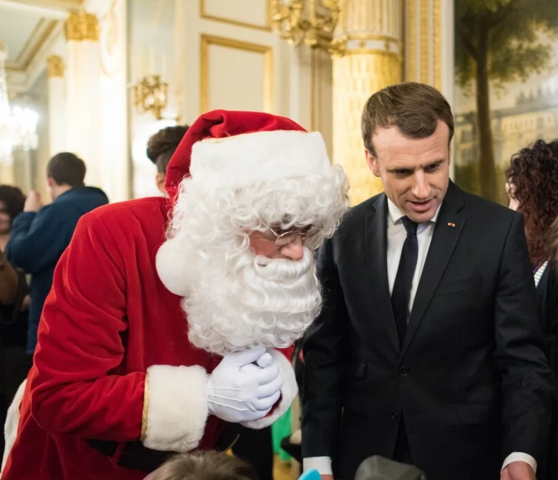 ccastanette's tweet photo. Le Père Noel ET une ordure.

#JoyeuxNoel https://t.co/NuyQzK7P48
