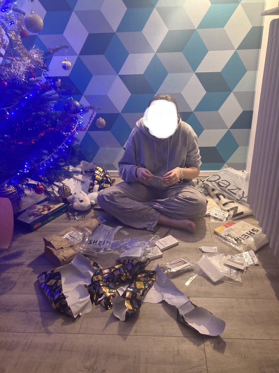 ManonDeneuve's tweet photo. Another year of the sibling hierarchy experience :

The youngest vs The Oldest 🥲
 (It’s just a joke I am very glad of what I got since I didn’t think I was gonna get anything at all 🤍)  Merry Crisis btw 🎄
#MerryChristmas #Christmas2023 #ChristmasEve2023 #merrychrisler https://t.co/o5VA3wd6sX