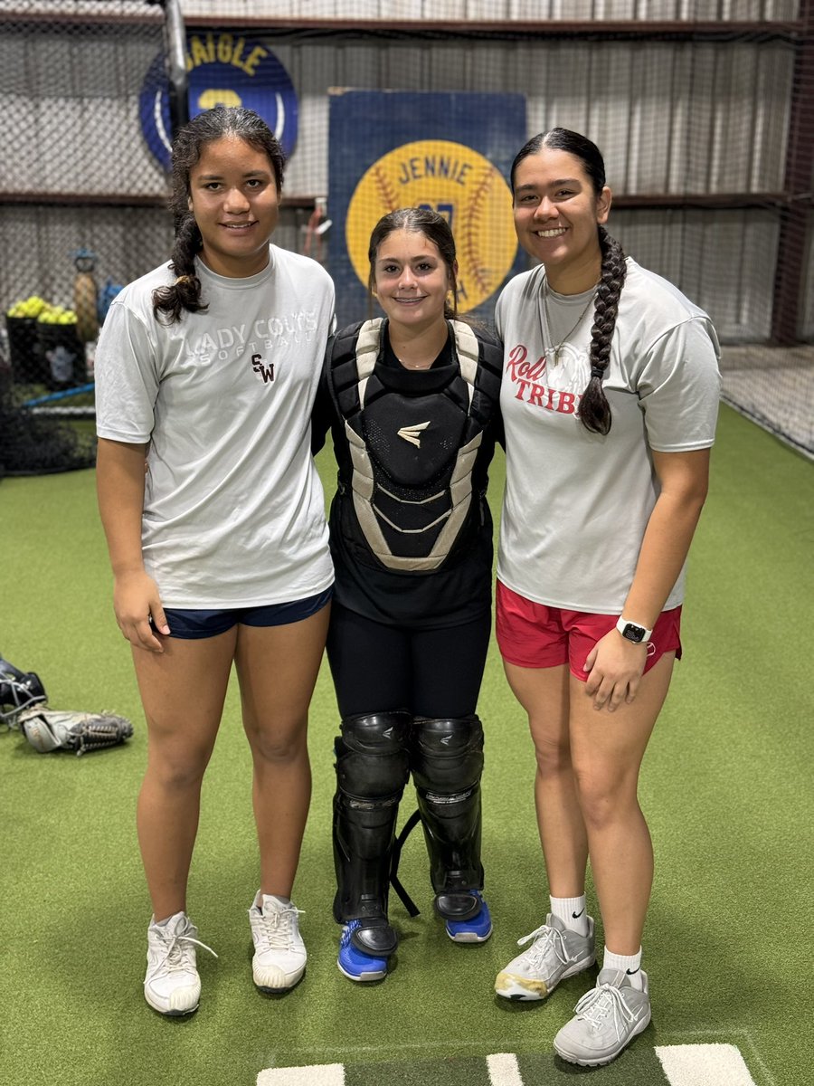 When California meets Louisiana for a Christmas Eve workout. I had so much fun catching you @Malaya11_ !! And no i’m not 4 ft tall 😂 @JennieFinch @bombers_fp @Softball_La