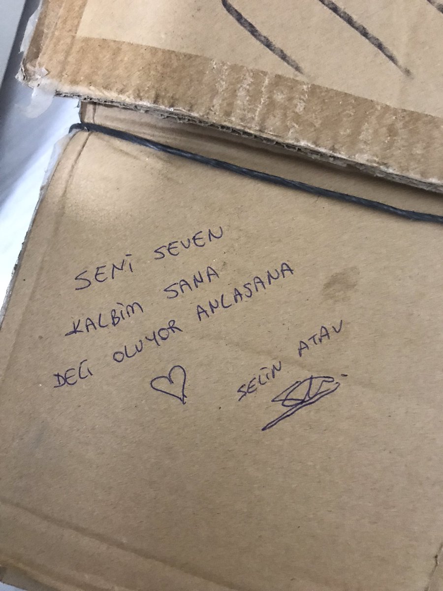 Üniversiteyi beraber okursun. Kilometreler aranıza girer.Sonra biz nasıl görüşeceğiz diye düşünürken hayat bir şekilde bir araya getirir. Tekrar eve gelirsin hah yine kilometre derken bir kargo gelir. Ben seni hak edecek ne yaptım🥲Dostluğumuz baki kalsın💖 
<a href="/selinn_atav/">Selin Atav</a>