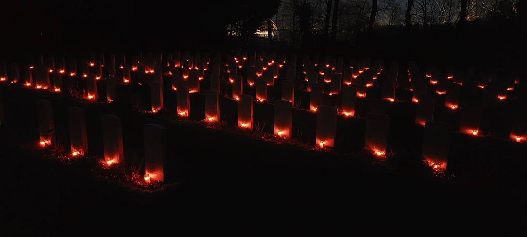 LOMTexel's tweet photo. Lichtjes geplaatst op kerstavond door de Texelse veteranen, bij de graven op de geallieerde begraafplaats in Den Burg... https://t.co/K3MEFtbtwd