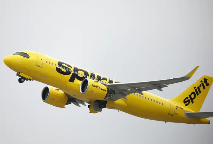 CerfiaFR's tweet photo. 🇺🇸✈️ INSOLITE | En cette période de #Noël, Casper, un enfant de 6 ans, s'est retrouvé à bord du mauvais vol et a atterri à plus de 300 kilomètres de sa véritable destination. L'équipage de la compagnie aérienne l'avait placé dans le mauvais avion. Il a finalement pu être récupéré par sa famille.