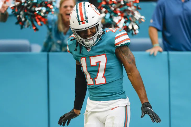 Jaylen Waddle is now the first player in Dolphins history to have 3 consecutive 1,000 yard seasons‼️