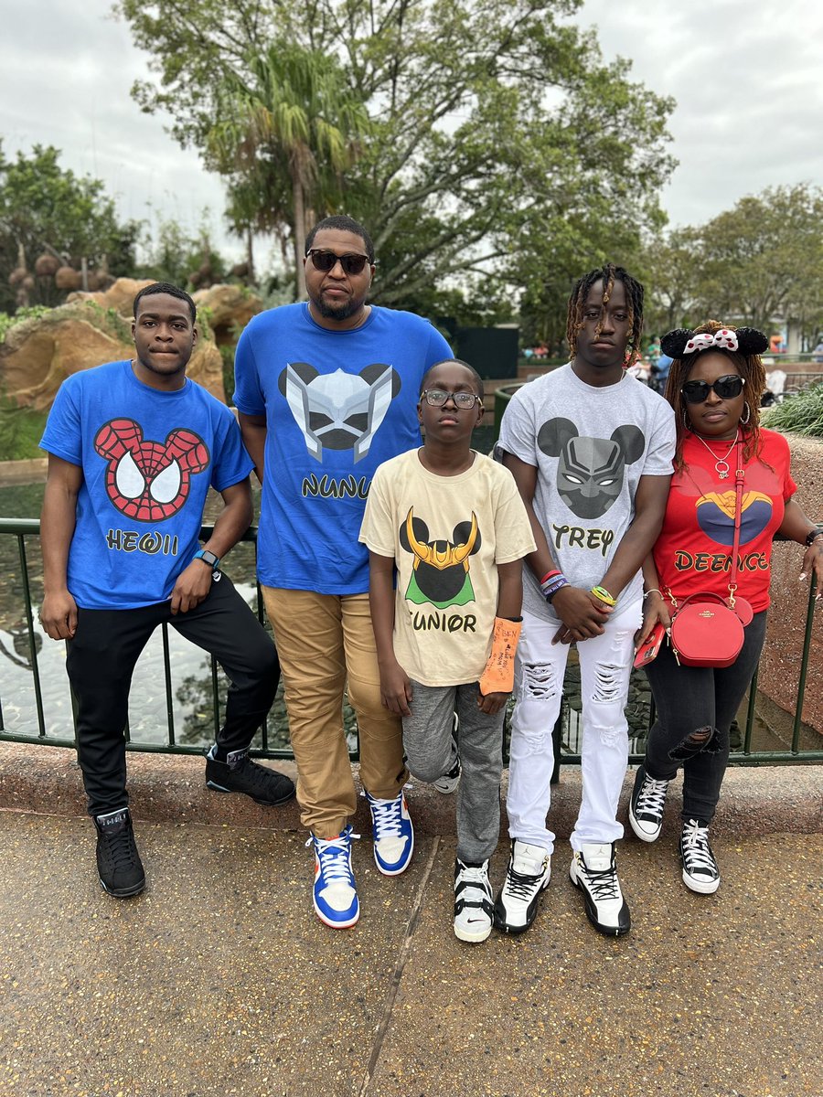 Look at the memories here! 
😬😳❤️🙌🏾✊🏾🙏🏾👍🏾🤯😱🤯 
So many mixed emotions, but the majority of it is positive, and I am in a thankful moment! 

#NewbillFamilyVacationShenanigans #Vacation2023 #FamilyTraditions #ChristmasSeason #Florida #Disney #MakingMemories #7YearDifference