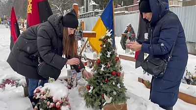Christmas is for giving ... &amp; this Christmas ... some will give their lives.

#LestWeForget those RIGHT NOW in #Ukraine, both armed forces &amp; civilian families in harms way or having lost loved ones.
#SlavaUkraini.

(Photo: family of fallen Ukrainian soldier decorate his grave)