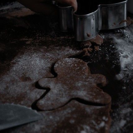 WILTEDVISIONSS's tweet image. ᅠ

           she's been baking stuff for 
           their christmas table, and 
           noah made this batch all by
           himself. he said they are for
           jem!!!

ᅠ