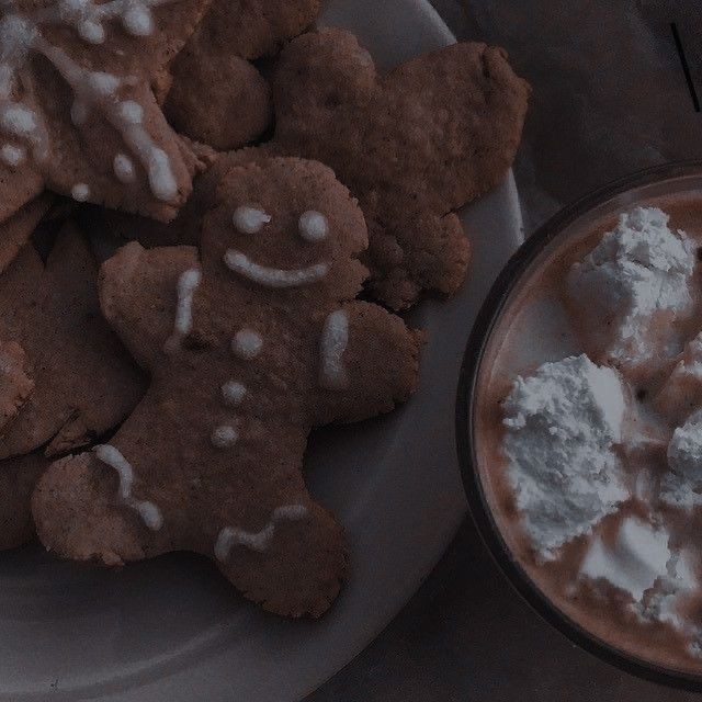 WILTEDVISIONSS's tweet image. ᅠ

           she's been baking stuff for 
           their christmas table, and 
           noah made this batch all by
           himself. he said they are for
           jem!!!

ᅠ