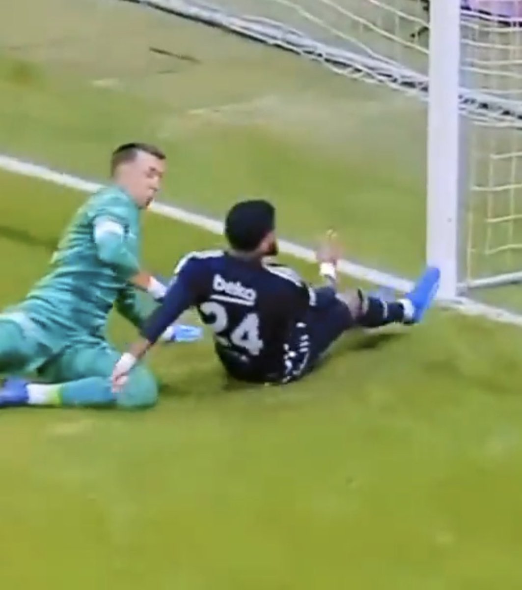EmreErgenekon's tweet photo. Bir tarafta rakibi direğe çarpmasın diye eliyle iten Muslera, diğer tarafta rakibi direğe çarpsın diye eliyle itekleyen Dijku.

Kamuoyunun takdirine. 🤐 https://t.co/oO9w6NzQDA