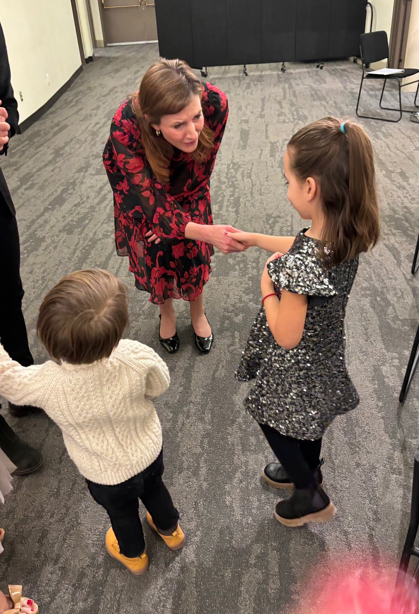 tanya_fir's tweet photo. Delighted to be invited to preshow Storytime for Alberta Ballet’s The Nutcracker last night! Thanks to @albertaballet for the special invitation to read this Christmas classic🎄 https://t.co/i2RmQIRm90