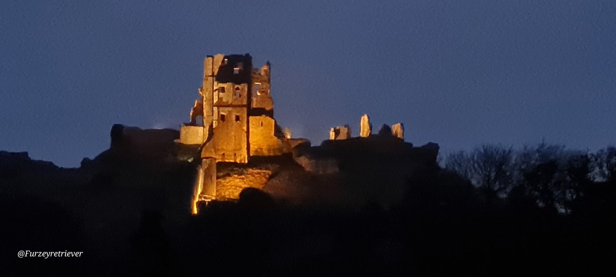 We went for a lil' festive drinkypoos in Corfe Castle village 🥂🍷🍺/🚗💧
The water was excellent 🌧
#DesignatedDriver