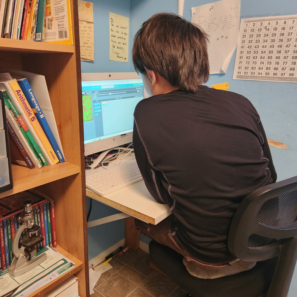 ProjectFam4's tweet image. It's a rainy Christmas Eve in Missouri and Robert just introduced Justice to #HourOfCode.
Justice has expressed an interest in learning how to program and code for several months now. He's so excited!
#creative #beginningcoder #kidprogrammer #projectfamily4