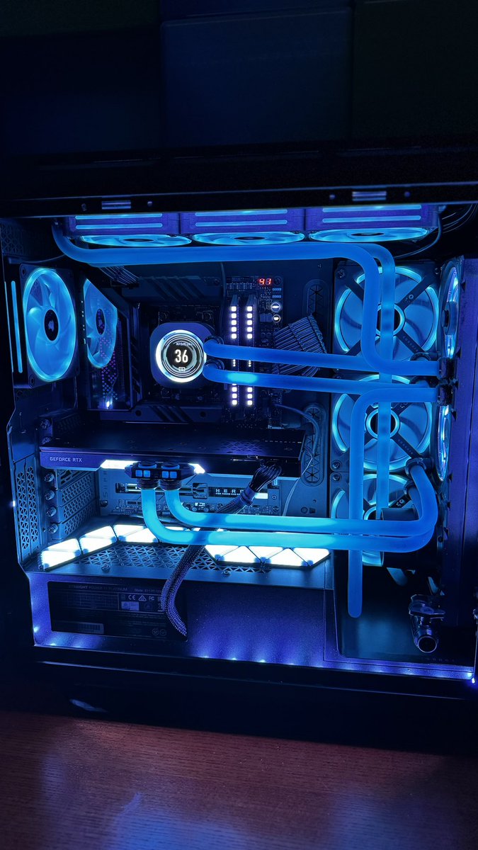 PU_RedBull's tweet photo. @CrowieLIVE Dein lieblingszuschauer hat sein Setup fertig.

In der Mitte sieht man mein Weihnachtsgeschenk, Auslieferung August.

CPU Block ist temporär weil der Defekt ist (Hab Bild angehangen wie es war/wieder sein wird) https://t.co/NhfziOkUC1