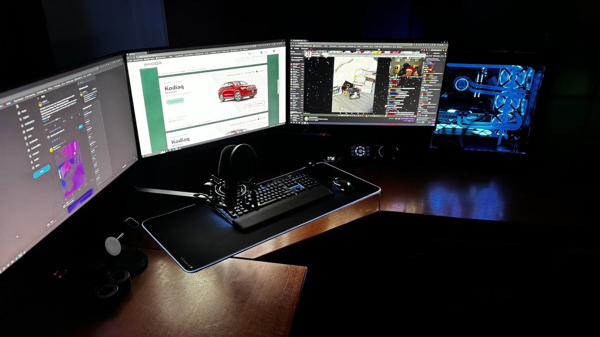 PU_RedBull's tweet photo. @CrowieLIVE Dein lieblingszuschauer hat sein Setup fertig.

In der Mitte sieht man mein Weihnachtsgeschenk, Auslieferung August.

CPU Block ist temporär weil der Defekt ist (Hab Bild angehangen wie es war/wieder sein wird) https://t.co/NhfziOkUC1