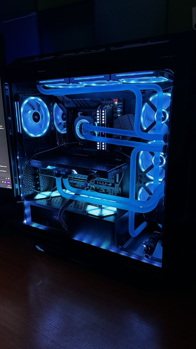 PU_RedBull's tweet photo. @CrowieLIVE Dein lieblingszuschauer hat sein Setup fertig.

In der Mitte sieht man mein Weihnachtsgeschenk, Auslieferung August.

CPU Block ist temporär weil der Defekt ist (Hab Bild angehangen wie es war/wieder sein wird) https://t.co/NhfziOkUC1