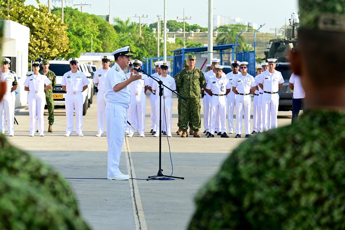 FNC_ArmadaCol's tweet photo. #SaludosNavidad🎄🇨🇴 El señor Almirante Francisco Hernando Cubides Granados Comandante de @ArmadaColombia en compañía del señor Vicealmirante Hernando Enrique Mattos Dager Cdte de @FNC_ArmadaCol y Comandantes de componentes, realizó la formación general con el personal orgánico de la #FuerzaNavalDelCaribe, donde reconoció el compromiso, el ímpetu, trabajo abnegado y la responsabilidad demostrada en el cumplimiento de cada misión para contribuir a la Defensa y Soberanía de la Nación, así como la protección y desarrollo integral de las comunidades del Caribe colombiano.

✅ Durante el acto, se recabó el cumplimiento de los lineamientos institucionales, teniendo como premisa la transparencia, integridad y el honor militar, siendo estos pilares fundamentales en el actuar de los #MarinosDeColombia 🇨🇴

✅ Así mismo, se realizó un especial reconocimiento a los #InfantesDeMarina que prestan su servicio a la Patria en la Base Naval ARC “Bolívar” y diferentes unidades de la guarnición de #Cartagena.

¡Feliz Navidad! 🎄🇨🇴

#ProtegemosElAzulDeLaBandera