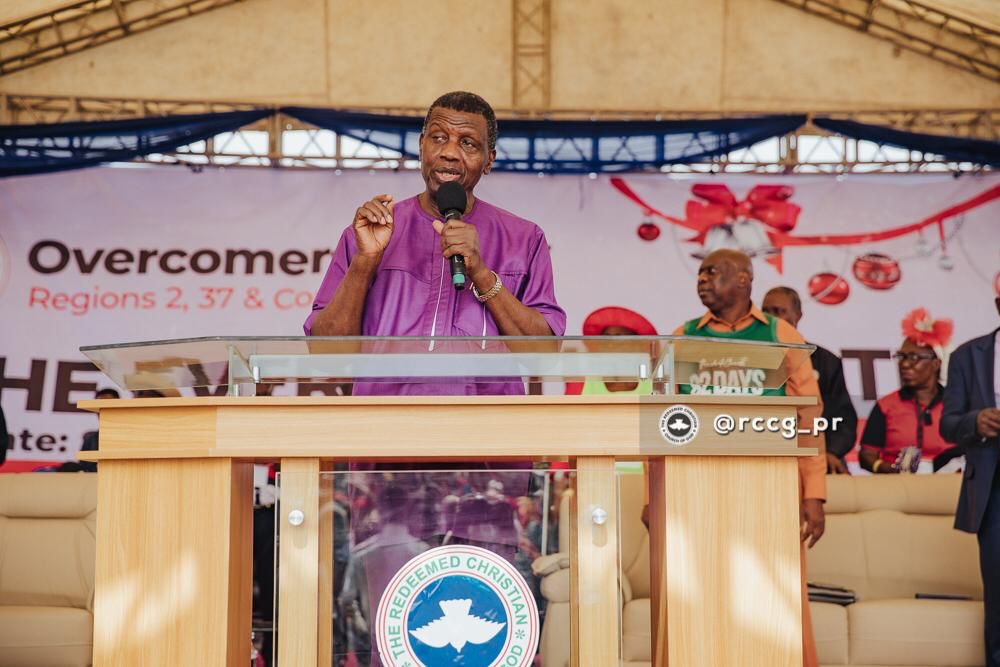 PastorEAAdeboye's tweet photo. To wrap up today’s visitation, I visited the Good People of Agbado Community.
I am certain that their lives will never remain the same again, because My Father; The Everlasting Father visited them today.
I used the opportunity to pray for them that, whether they believe it or not, God is going to do something for them before the new year so that their families will never know poverty again in the Mighty Name of Jesus.

#TheEverlastingFather
#LGAF2023
#LetsGoAFishing2023