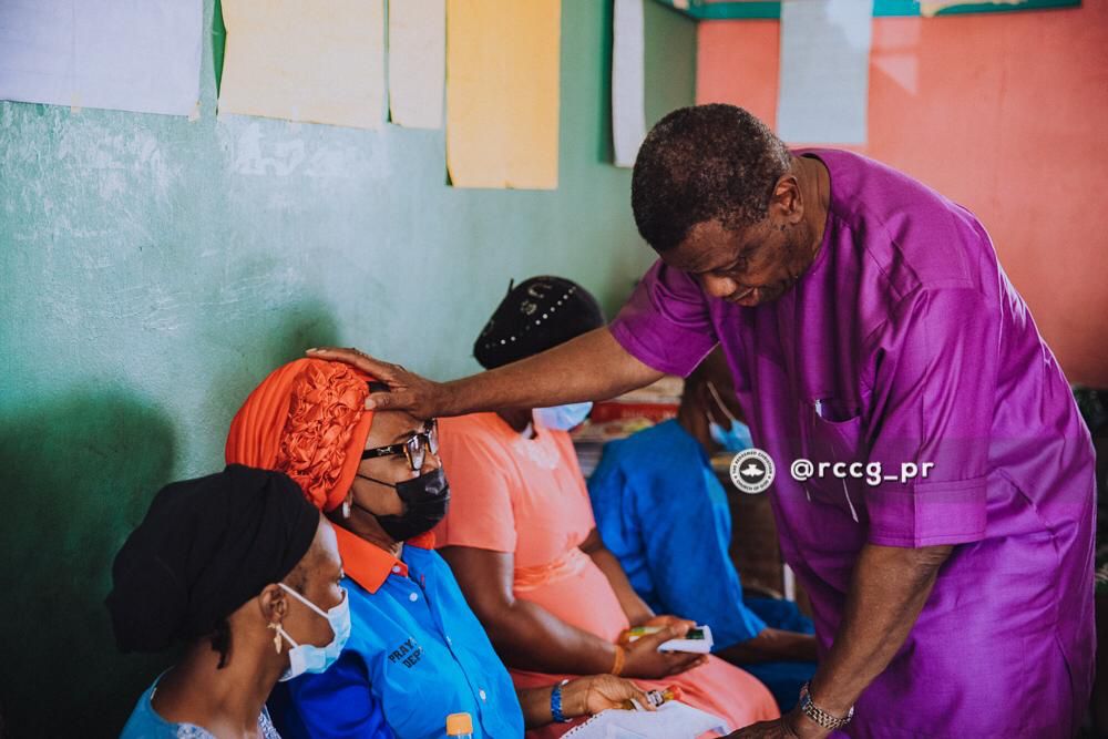 PastorEAAdeboye's tweet photo. To wrap up today’s visitation, I visited the Good People of Agbado Community.
I am certain that their lives will never remain the same again, because My Father; The Everlasting Father visited them today.
I used the opportunity to pray for them that, whether they believe it or not, God is going to do something for them before the new year so that their families will never know poverty again in the Mighty Name of Jesus.

#TheEverlastingFather
#LGAF2023
#LetsGoAFishing2023