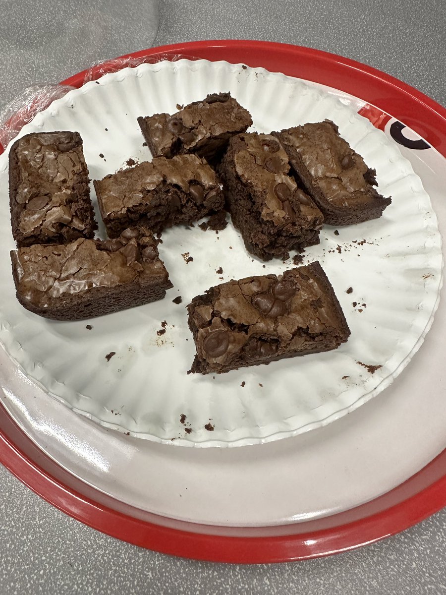 Made brownies for my coworkers since we’re having to work this Christmas Eve—and they’re nearly gone! Hope everyone is having a lovely day ✨
#chocolatemakeseverythingbetter #ChristmasEve #atwork <a href="/WAVY_News/">WAVY TV 10</a>