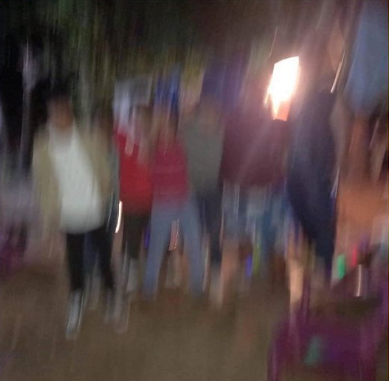 "Pásame la foto que nos sacamos anoche" 
La foto: