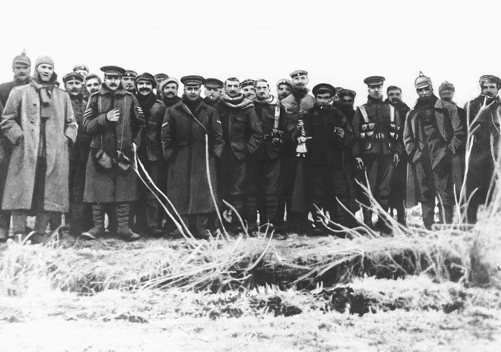 109 years ago tonight, the unofficial #ChristmasTruce between the soldiers of the British Empire and the German Empire began during the First World War. These formerly bitter enemies mingled, exchanged gifts, and even played a football (soccer) match! The informal truce ended af