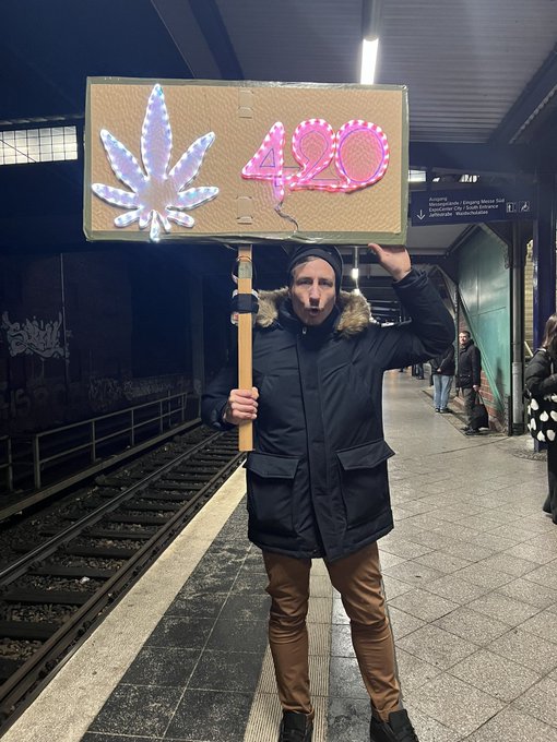 Frohe kinky Weihnachten 🎅 #weedmob @Richter_Mueller @OrangeUtane @WSchaekel @hanfverband @hanfparade<a href="/tag/weedmob"class="tags">#weedmob</a><a class="tags" target="_blank" title="On Twitter" href="/?out=eyJ0eXAiOiJKV1QiLCJhbGciOiJIUzUxMiJ9.eyJpYXQiOjE3MjM3MjQ1NTgsImlzcyI6InR3cG9ybnN0YXJzLmNvbSIsIm5iZiI6MTcyMzcyNDU1OCwiZXhwIjoxNzU1MjYwNTU4LCJyZWRpcmVjdF91cmwiOiJodHRwczovL3R3aXR0ZXIuY29tL1JpY2h0ZXJfTXVlbGxlciJ9.oWlenpV9_aQLUXmMJA4lhEk_Rp9bU-piRKPL1uazvNqkFRyUOPRmdOyVObgA5nzPAGbSu-5RdCJbepvOik9lAw">@Richter_Mueller</a>