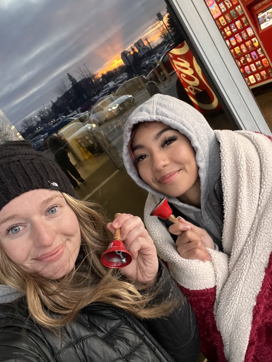 Giving back Sunday! 

This past week our team spent some time outside by the red kettle giving back to the community by ringing bells for the Salvation Army! Spreading joy and hope with on ring at a time 🔔

#GoMuskies