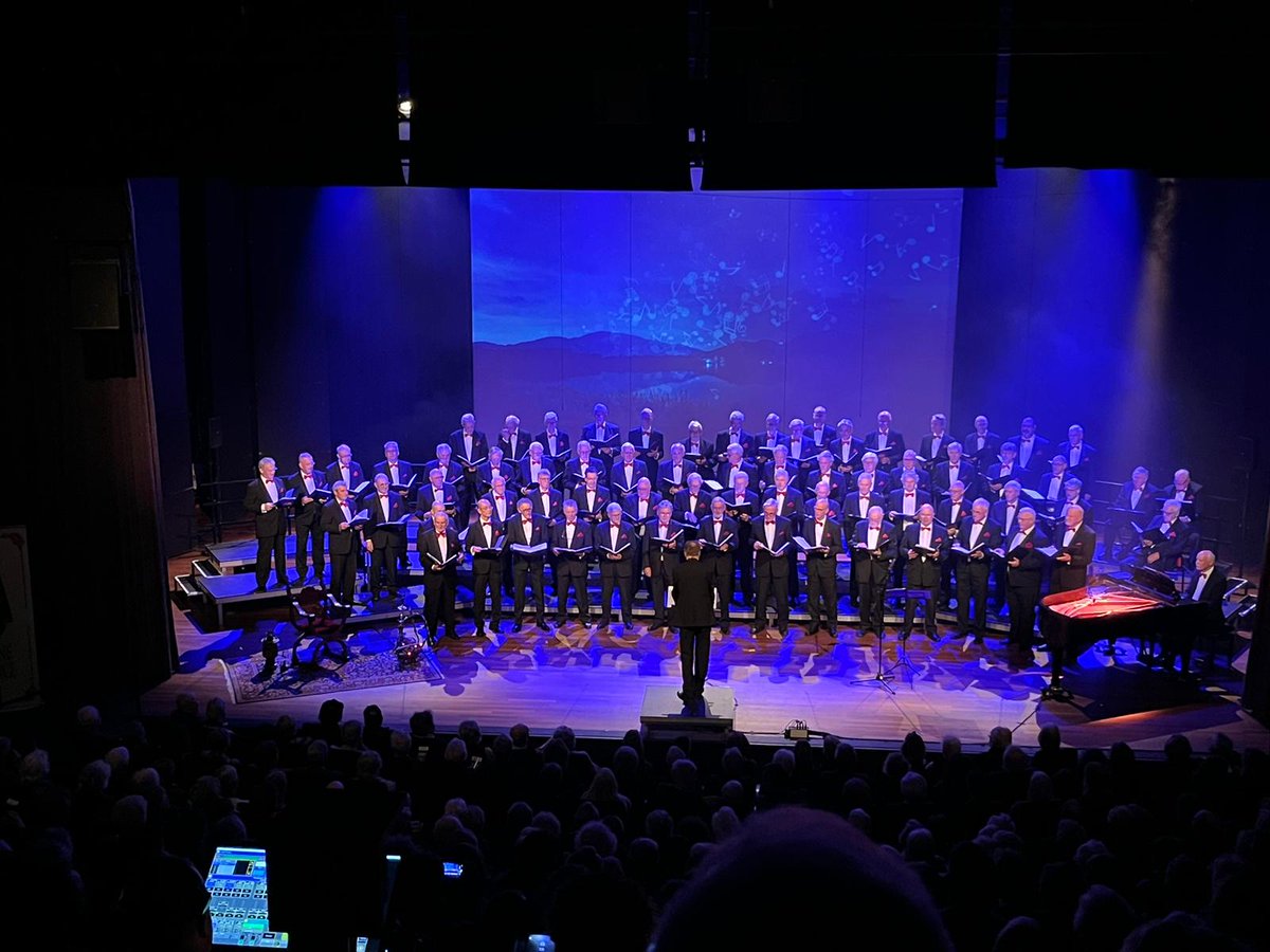 LaBonneesperanc's tweet photo. 'n stemming Winterconcert in De Schalm!
In  een uitverkocht theater voerde La Bonne Espérance op 23-12-23 het jaarlijks concert uit. Met een ontroerend verhaal van Kader Abdolah en het 1e optreden van het Gelegenheidskoor met moderne arrangementen. Allen fijne feestdagen gewenst. https://t.co/7K7S7ODh43