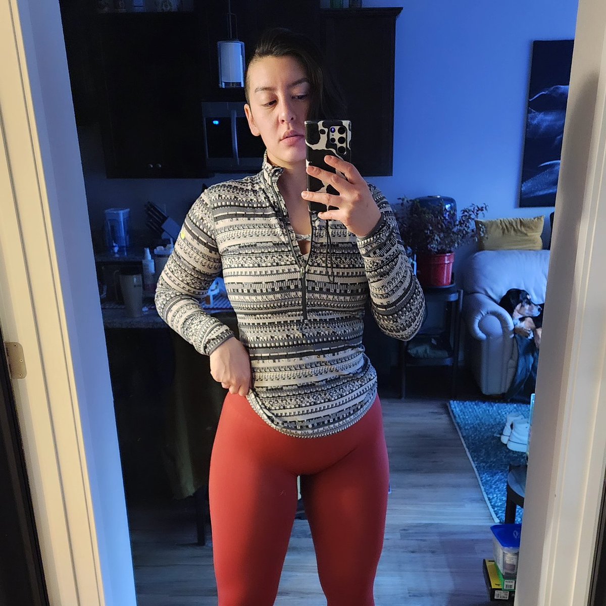 lovelyymoose's tweet photo. Before and during my workout... why do I look like my spirit is completely gone??😂 Merry Christmas Eve!!

#workout #ChristmasEve #leggings #squats #curvy #fit #fitness #ootd #simpleworkout #gym #cute #gamergirl #nomakeup #shorthair https://t.co/ce5jgGCe4A