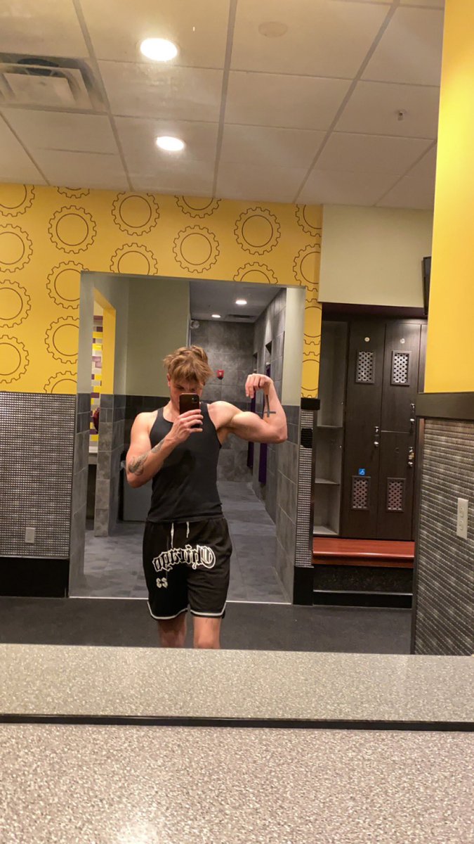 MasterMike4772's tweet photo. Who’s going to serve this alpha body. Hit the dms don’t waste my time peasants.😈
#findom #drains #customs https://t.co/9ht0kElFng