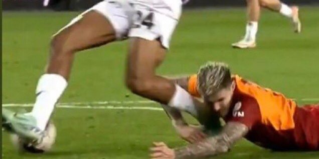 12numaraorg's tweet photo. Icardi'nin gözünün morardığı pozisyon...  Kamuoyundan derhal özür dileyin! @GalatasaraySK https://t.co/NA8lCk2zeh
