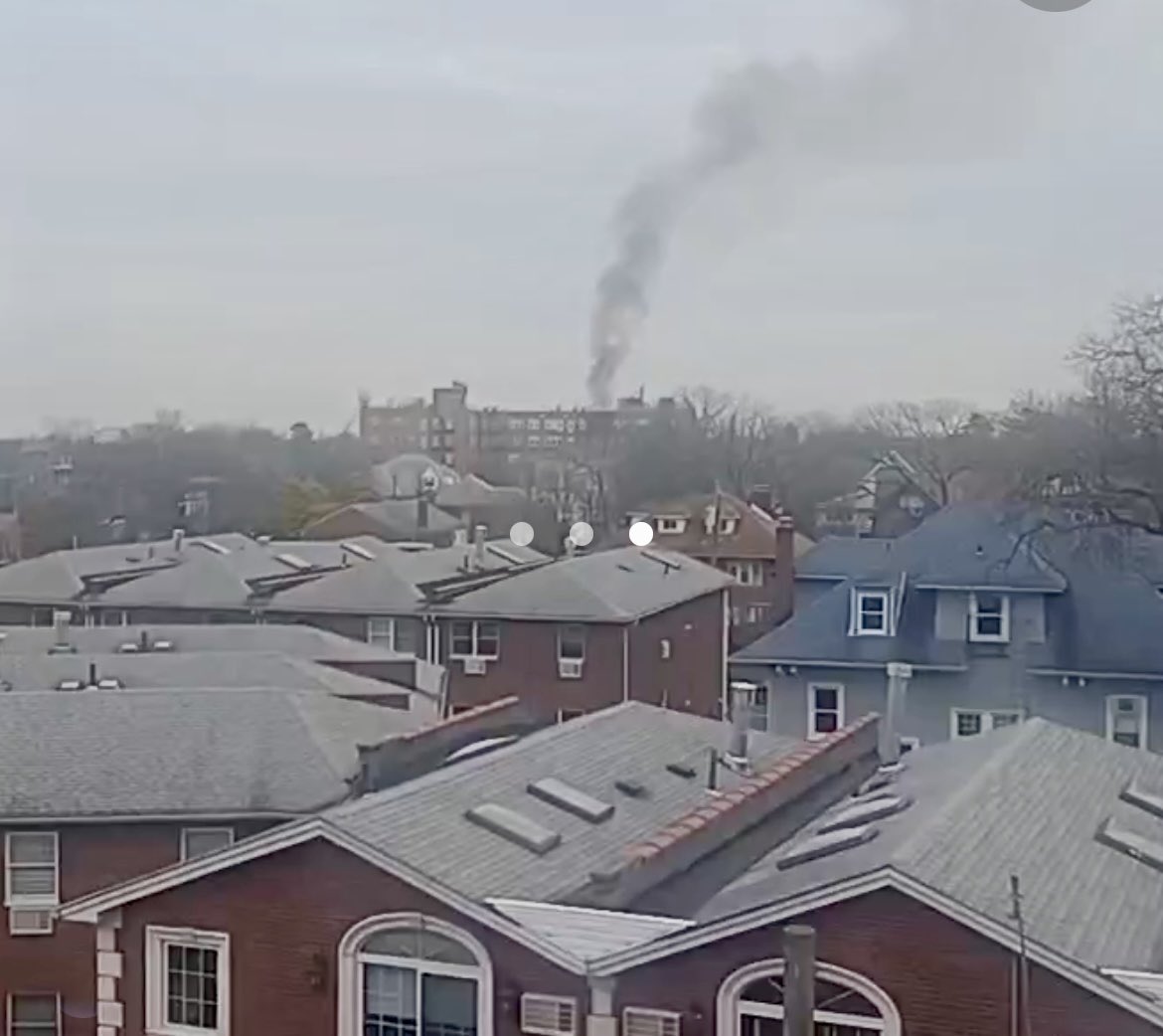 E265L121B47's tweet photo. This afternoon, #BestOnTheBeach’s #Engine265, #Ladder121 &amp; #Battalion47; and #TheBigHouse’s #Engine328, #Engine264 &amp; #Ladder134 operated at the scene of a fire on the fifth floor of a multiple dwelling, on Central Ave., Far Rockaway, Queens, New York. #fdny https://t.co/kfdW52u3RM
