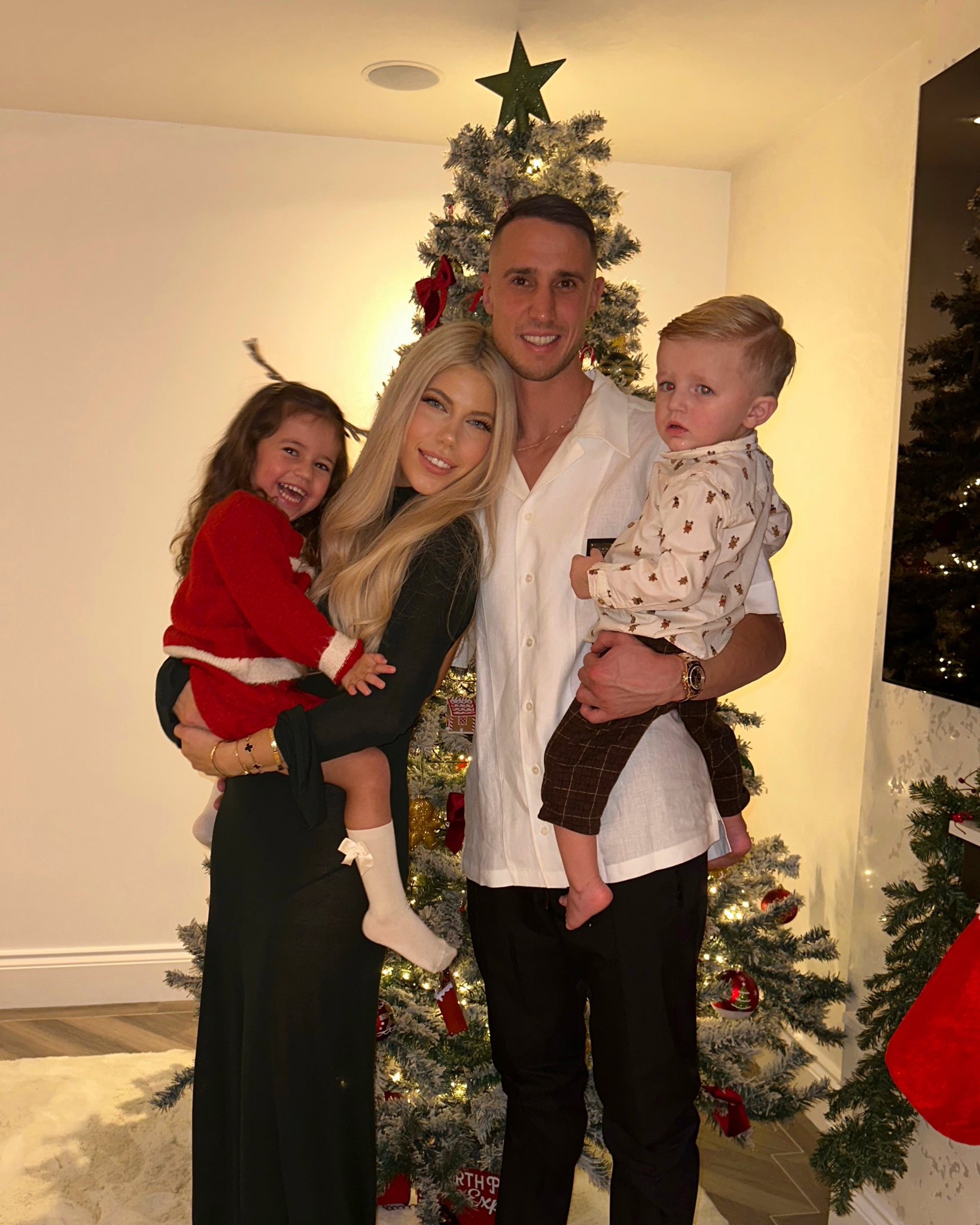 Odysseas Vlachodimos on X: "Merry Christmas 🎄🎅🏼⭐️ https://t.co/ijSqp0UuHH" / X