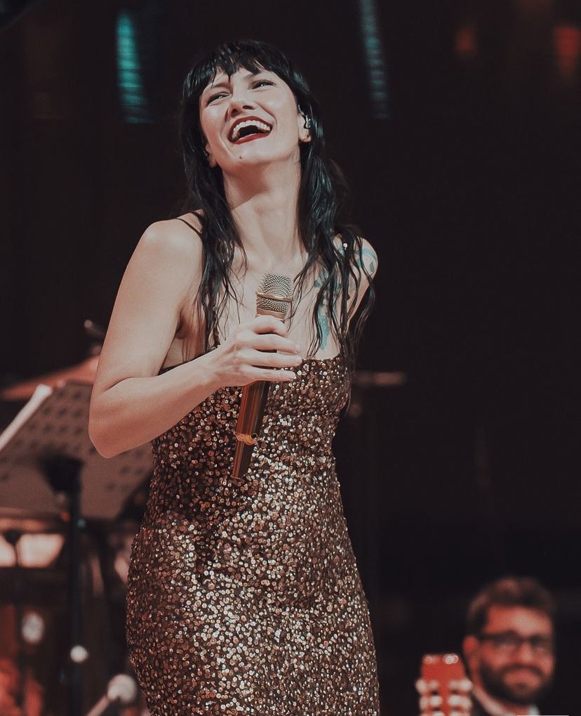 scrive, compone, arrangia, produce, interpreta toccando registri che probabilmente sono ancora inesplorati; è generosa, innovativa, dona e si dona all’arte con umiltà, è poliedrica e i risultati portano a una sola conclusione: nessuno è migliore di #Elisa 
#buonnataleancheate