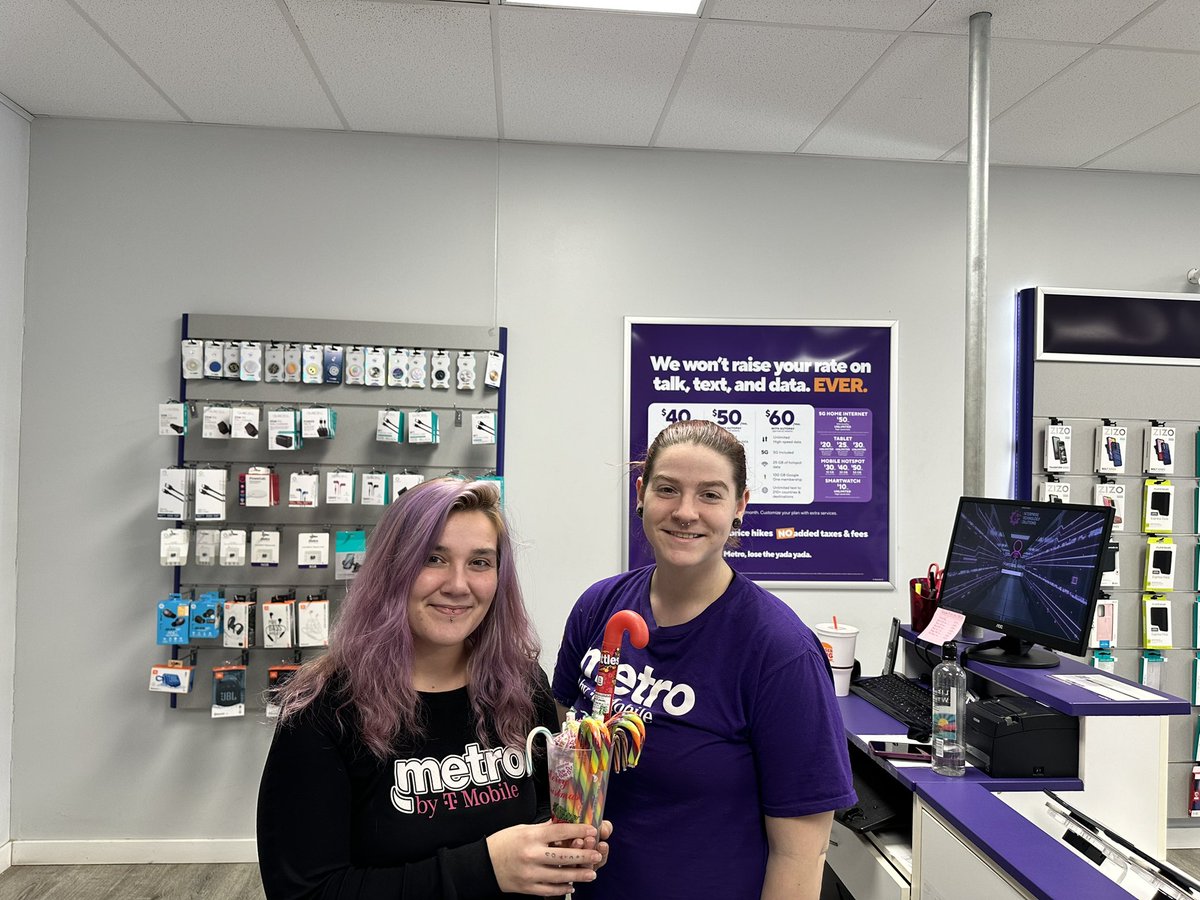 The team at 805 Capital was ready to help with all the last minute holiday needs 🎁 📱@KHibMagenta <a href="/WinstonAwadzi/">Winston Awadzi</a> <a href="/thayesnet/">Terry Hayes</a>