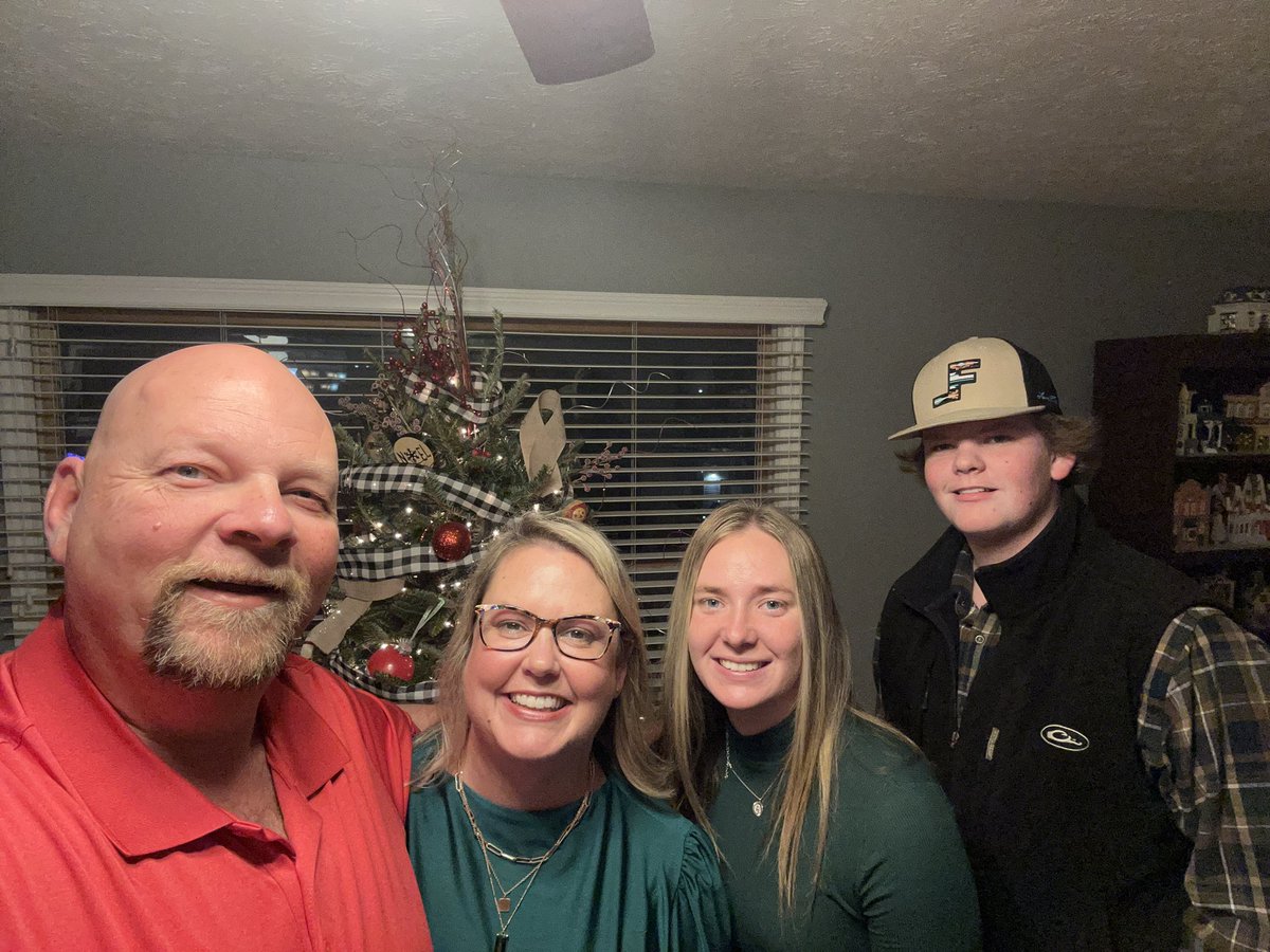 taaronmayes's tweet photo. Christmas Eve! #Blessed #tomorrowwecelebratehisbithday https://t.co/ljaeon2pGF