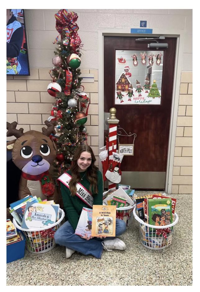Meet our volunteer Kaylee from Arkansas! Kaylee collected 678 books. She made her first donation of 500 books today to a local school in Northwest Arkansas.
Thank you so much Kaylee!