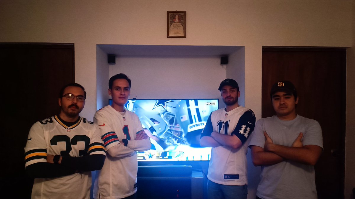 checpic1's tweet photo. Feliz navidad para todos ustedes!!
#TuPaseCompleto
#phinsup
#wedemboyz https://t.co/6bgAvr1pT2