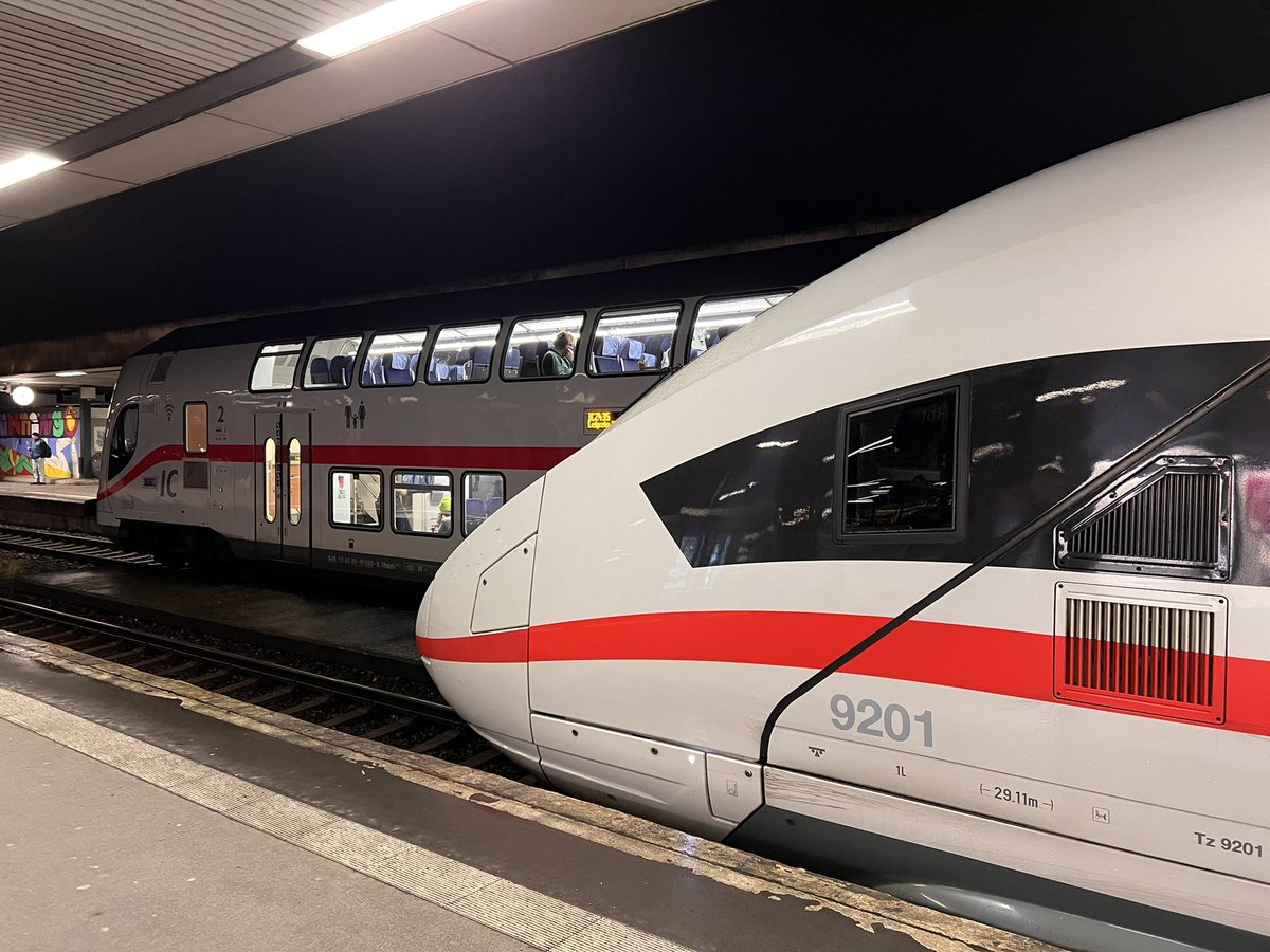 Josef_C_Wu's tweet photo. 🚄Zug ✖️🤾‍♂️Handball 
BR 412 201 auf #Gleis11, #HannoverHbf 
#BR412 #ICE #IC #Intercity https://t.co/qDZ0x8kEdB