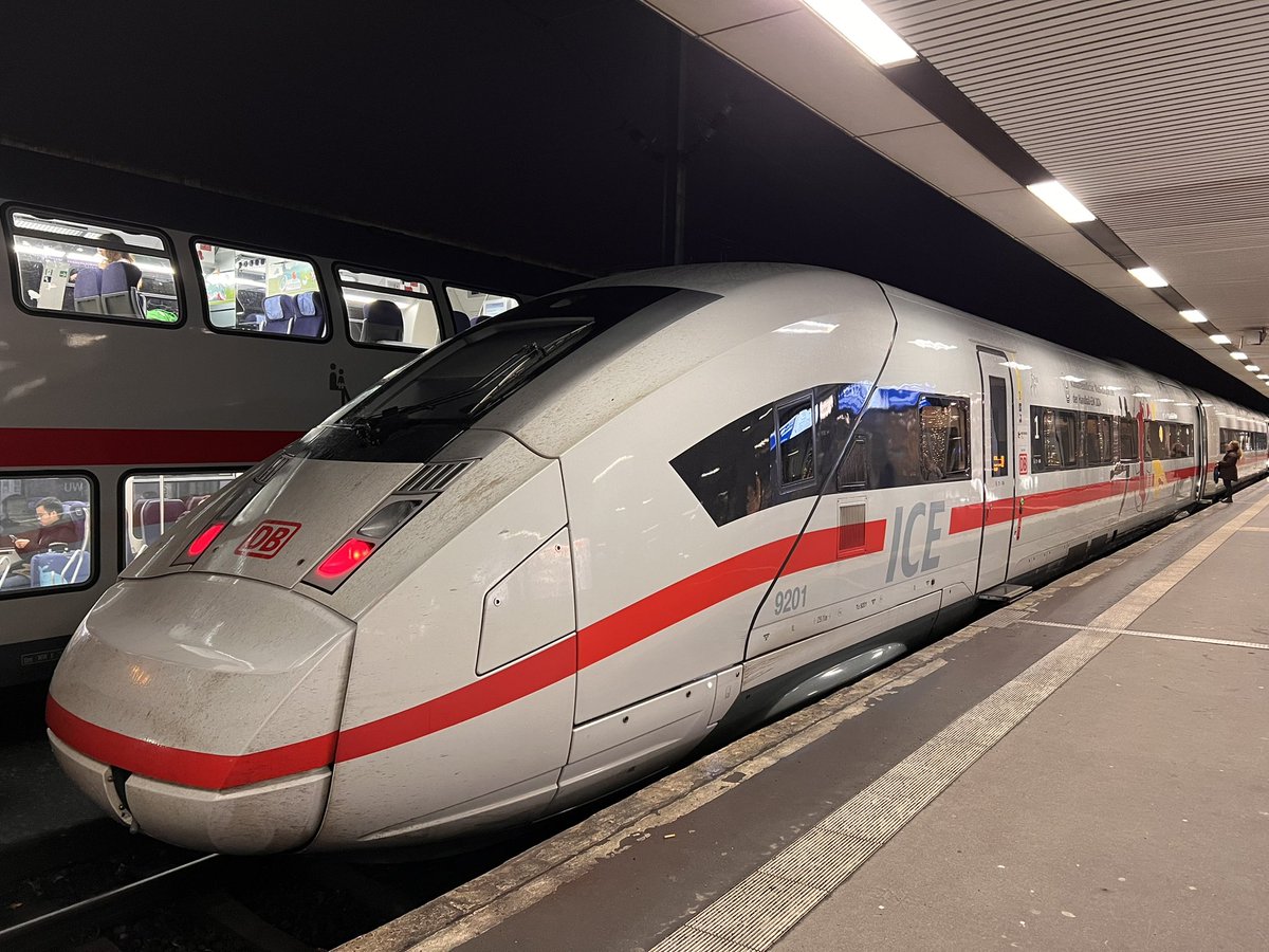 Josef_C_Wu's tweet photo. 🚄Zug ✖️🤾‍♂️Handball 
BR 412 201 auf #Gleis11, #HannoverHbf 
#BR412 #ICE #IC #Intercity https://t.co/qDZ0x8kEdB