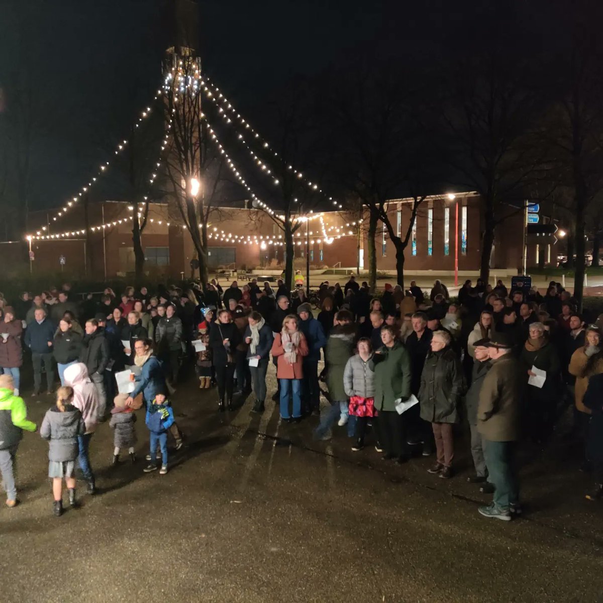 KerkBHZ's tweet photo. Het was weer mooi vanavond! Het jaarlijkse 'Zingen onder de toren'

#kerk #Biddinghuizen #marissonores #IJsvogel https://t.co/FhMBkc82Ed