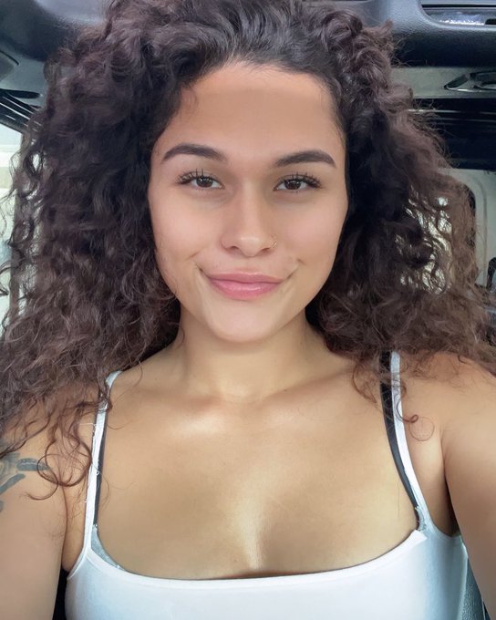 Do I look cute today? https://t.co/8xIa3JQU20