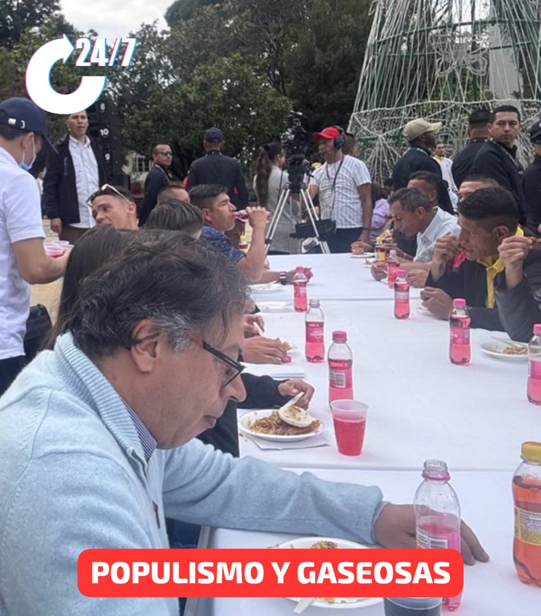 Impacto24_7's tweet photo. 🇨🇴 POPULISMO, GASEOSAS E HIPOCRESÍA | La tarde de este 24 de diciembre, tal vez tratando de tapar un poco las masacres y los pésimos resultados de su desgobierno, Gustavo Petro "invitó" a personas en estado de calle a almorzar a las afueras de La Casa de Nariño, acción que causó más rechazo que admiración. 

Se le ha tildado de hipócrita porque recordemos que impuso una reforma tributaria supuestamente saludable, con la que se propuso que la gente dejara de consumir gaseosas y bebidas azucaradas. Sin embargo, esas mismas bebidas fueron las protagonistas de la jornada. 

Por otro lado el acto fue a todas luces populista, tratando de congraciarse con un sector de la población que personajes como Petro solo usan para la foto porque al final del día poco o nada le interesan. 

A Petro se le vio fastidiado y lugartenientes como el pusilánime ministro de defensa Iván Velásquez, con más de 100 masacres en el haber de su pésima gestión, trataron de sacar réditos de la situación. 

Vergonzosa actuación la de un gobierno más preocupada por tomarse fotos para las redes sociales que por detener el desangre en el que se encuentra el país.