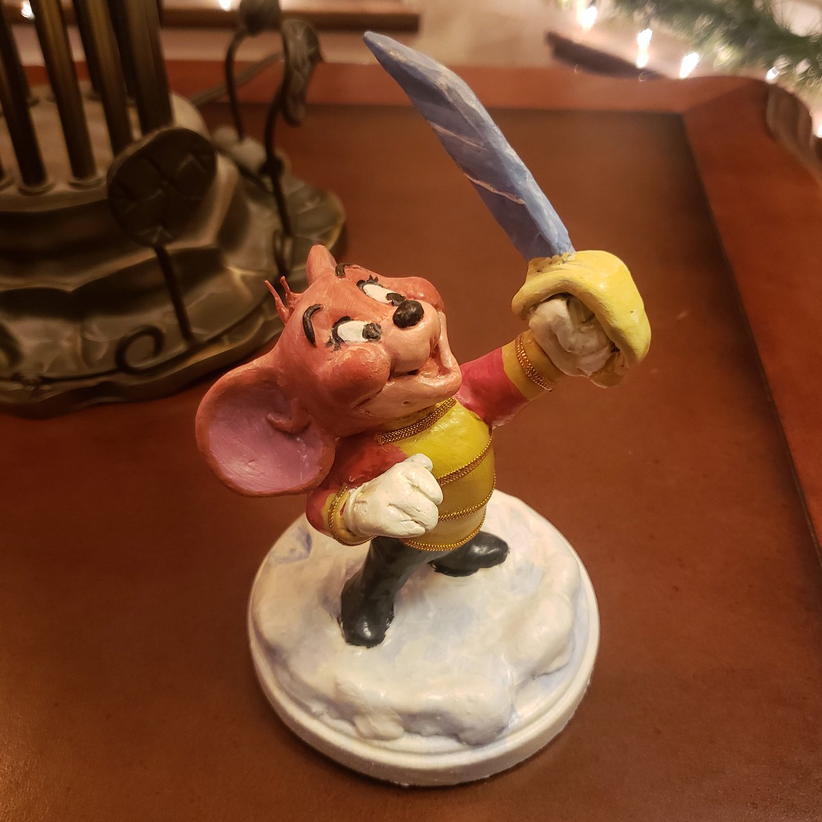 skullislandprod's tweet image. I made this life size Christmas decoration of Jerry Mouse as he appeared in “Tom and Jerry: A Nutcracker Tale” 2007. With an interchangeable hand he can be shown brandishing a sword or pointing the way to the mysterious “Toy Maker.” #TomJerry #TheNutcrackerSuite #mouse