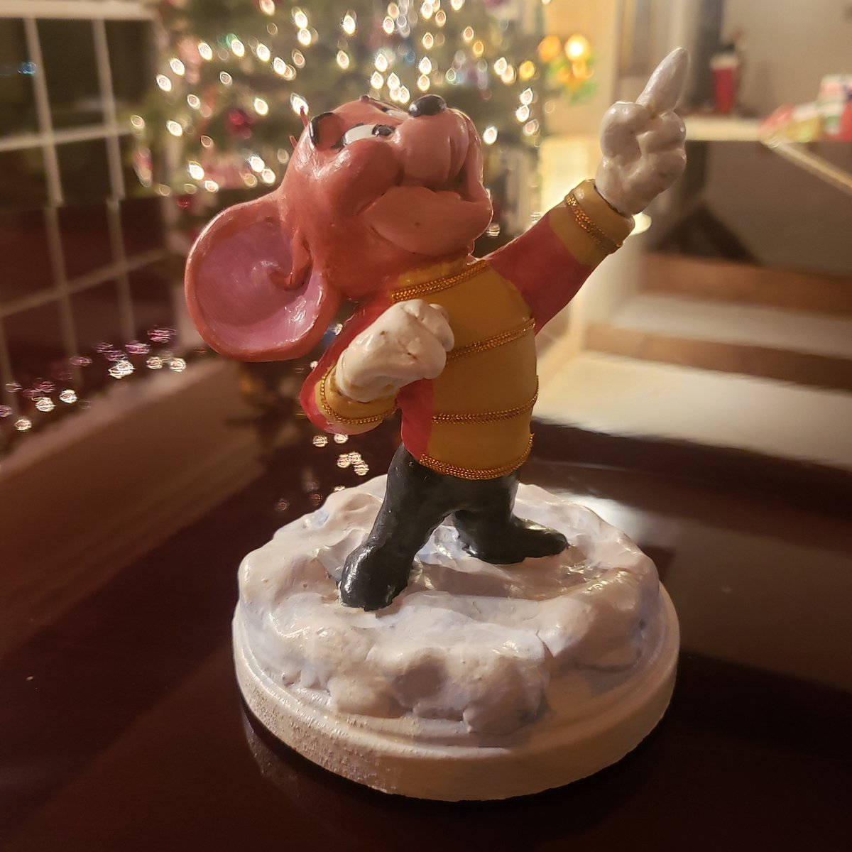 skullislandprod's tweet image. I made this life size Christmas decoration of Jerry Mouse as he appeared in “Tom and Jerry: A Nutcracker Tale” 2007. With an interchangeable hand he can be shown brandishing a sword or pointing the way to the mysterious “Toy Maker.” #TomJerry #TheNutcrackerSuite #mouse